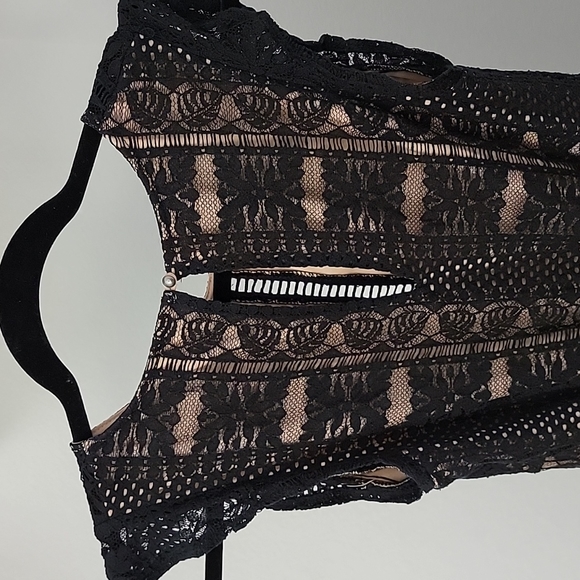 City Triangles - Medium Black lace Dress - Picture 7 of 12